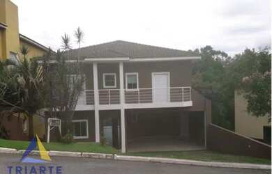 Imagem: A casa possui 3 Dormitórios, 3 Banheiros, 5 Vagas na garagem