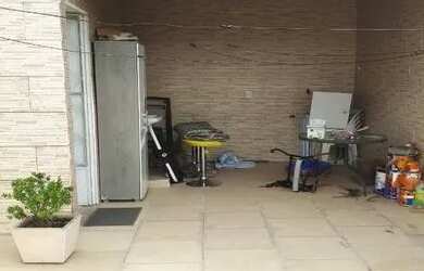 Imagem: A casa possui 2 Dormitórios, 1 Banheiro, 1 Vaga na garagem