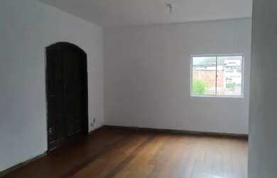 Imagem: A casa possui 4 Dormitórios e 3 Banheiros e está localizado