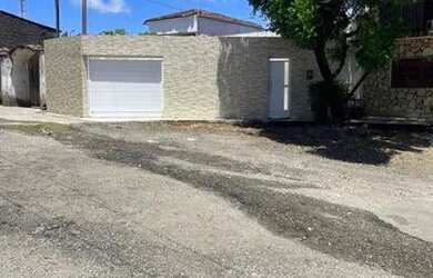 Imagem: A casa possui 2 Dormitórios, 1 Banheiro, 2 Vagas na garagem