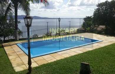 Imagem: A casa possui 4 Dormitórios, 2 Banheiros, 1 Vaga na garagem