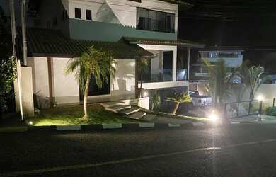 Imagem: A casa em condomínio possui 4 Dormitórios, 4 Banheiros, 4