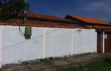 Imagem: A casa possui 2 Dormitórios, 1 Banheiro, 3 Vagas na garagem