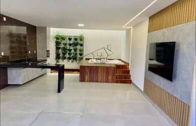 Imagem: A casa possui 3 Dormitórios, 2 Banheiros, 2 Vagas na garagem