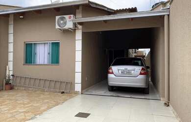 Imagem: A casa possui 3 Dormitórios, 1 Banheiro, 2 Vagas na garagem