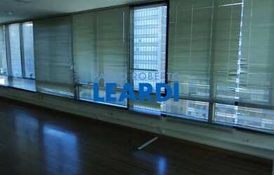 Imagem: O depósito possui 5 Vagas na garagem, 308m² de Área e está