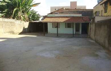 Imagem: A casa possui 2 Dormitórios, 1 Banheiro, 5 Vagas na garagem