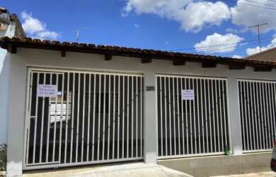 Imagem: A casa possui 3 Dormitórios, 2 Banheiros, 2 Vagas na garagem