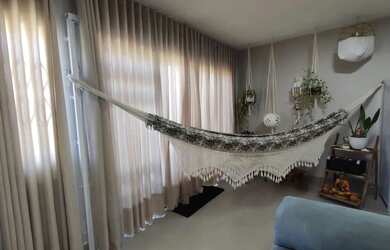 Imagem: A casa possui 3 Dormitórios, Acomodam 10 pessoas, 5 Vagas na