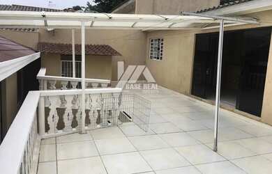 Imagem: A casa possui 4 Dormitórios, 2 Banheiros, 2 Vagas na garagem