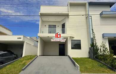 Imagem: A casa em condomínio possui 4 Dormitórios, 4 Banheiros, 3