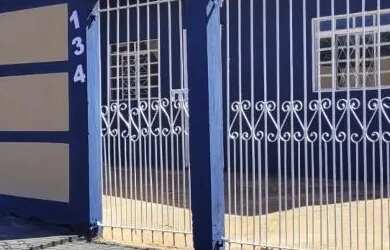 Imagem: A casa possui 2 Dormitórios, 1 Banheiro, 3 Vagas na garagem