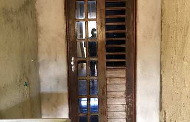 Imagem: A casa possui 2 Dormitórios e 1 Banheiro e está localizado