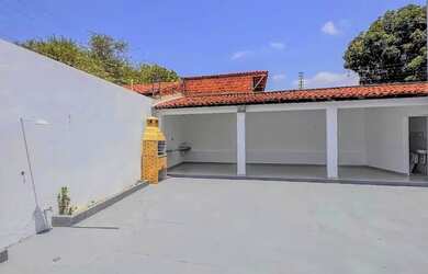 Imagem: A casa possui 3 Dormitórios, 3 Banheiros, 4 Vagas na garagem