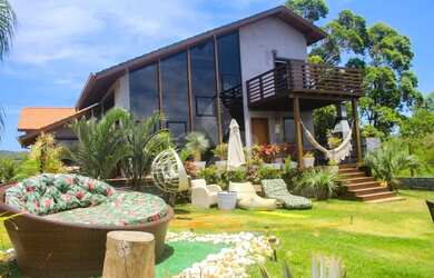 Imagem: A casa possui 3 Dormitórios, 2 Banheiros, 3 Vagas na garagem