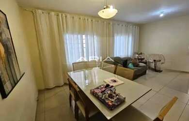 Imagem: A casa possui 3 Dormitórios, 1 Banheiro, 2 Vagas na garagem