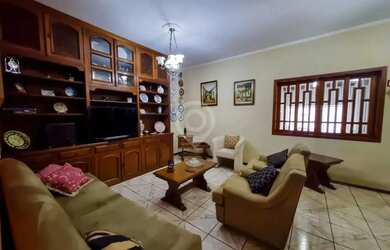 Imagem: A casa possui 3 Dormitórios, 2 Banheiros, 3 Vagas na garagem