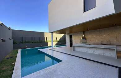 Imagem 4: Sobrado para venda possui 453 metros quadrados com 4 suítes em Jardins...