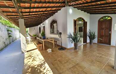 Imagem: A casa possui 3 Dormitórios, 3 Banheiros, 2 Vagas na garagem