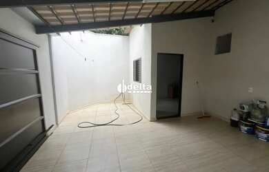 Imagem: A casa possui 2 Dormitórios, 2 Banheiros, 2 Vagas na garagem