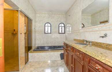Imagem 16: Vendas Casa Curitiba PR. Churrasqueira, Varanda, Guarda roupae466m² de...