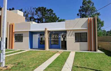 Imagem: A casa possui 3 Dormitórios, 1 Banheiro, 1 Vaga na garagem