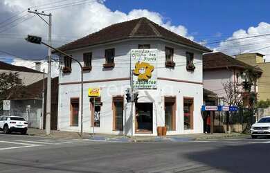 Imagem: A casa possui 3 Dormitórios, 2 Banheiros, 320m² de Área