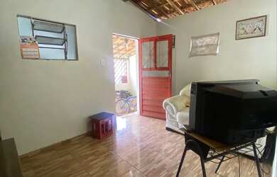 Imagem: A casa possui 2 Dormitórios, 2 Banheiros, 1 Vaga na garagem