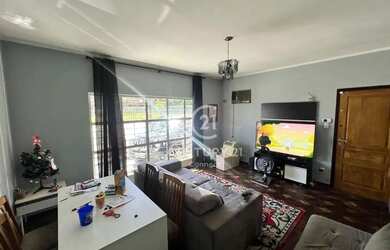 Imagem: A casa possui 4 Dormitórios, 2 Banheiros, 3 Vagas na garagem