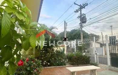 Imagem: A casa possui 3 Dormitórios, 2 Banheiros, 3 Vagas na garagem