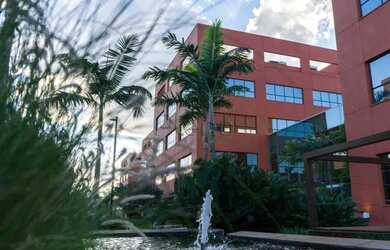 Imagem: O depósito possui 5 Vagas na garagem, 193m² de Área e está