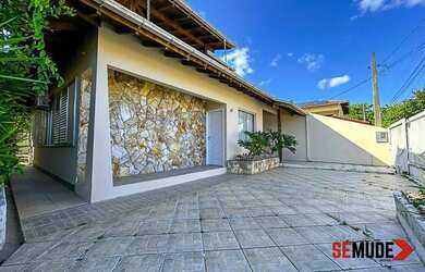 Imagem: A casa possui 3 Dormitórios, 2 Banheiros, 3 Vagas na garagem