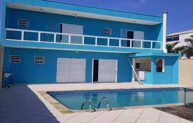 Imagem: A casa possui 2 Dormitórios, 4 Banheiros, 5 Vagas na garagem