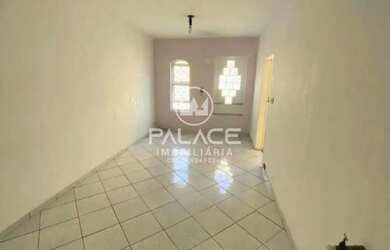 Imagem: A casa possui 3 Dormitórios, 1 Banheiro, 1 Vaga na garagem