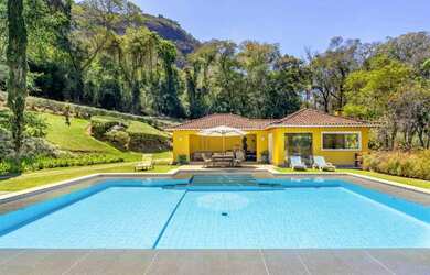 Imagem: A casa possui 5 Dormitórios, 2 Banheiros, 5 Vagas na garagem