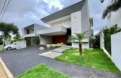 Imagem: A casa em condomínio possui 4 Dormitórios, 4 Banheiros, 4