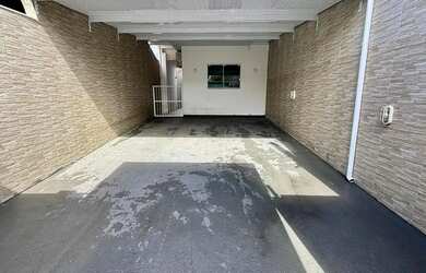 Imagem: A casa possui 2 Dormitórios, 2 Banheiros, 2 Vagas na garagem