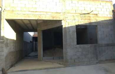 Imagem: A casa possui 2 Dormitórios, 2 Banheiros, 2 Vagas na garagem