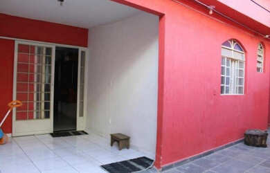 Imagem: A casa possui 3 Dormitórios, 2 Banheiros, 1 Vaga na garagem