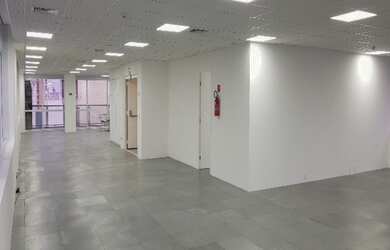 Imagem: O depósito possui 4 Vagas na garagem, 356m² de Área e está