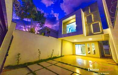 Imagem: A casa possui 3 Dormitórios, 2 Banheiros, 2 Vagas na garagem