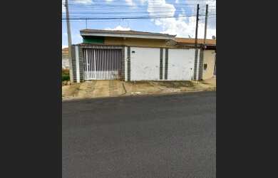 Imagem: A casa possui 3 Dormitórios, 1 Banheiro, 3 Vagas na garagem