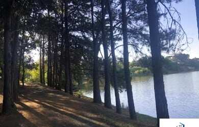 Imagem: O terreno possui 3.740m² de Área e está localizado em Terras