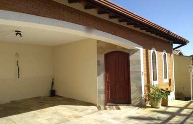 Imagem: A casa possui 3 Dormitórios, 2 Banheiros, 3 Vagas na garagem