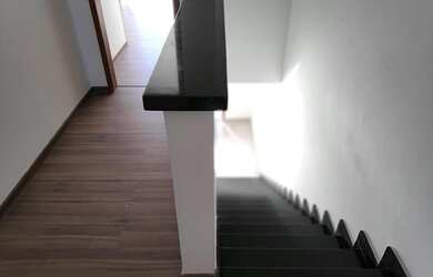 Imagem: A casa possui 3 Dormitórios, 3 Banheiros, 2 Vagas na garagem