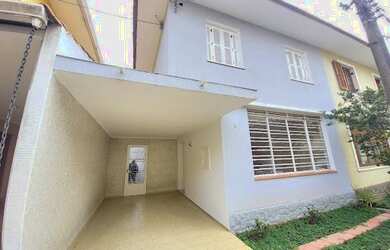 Imagem: A casa possui 3 Dormitórios, 2 Banheiros, 1 Vaga na garagem