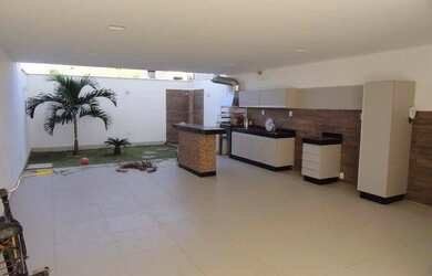 Imagem: A casa possui 4 Dormitórios e 2 Banheiros e está localizado