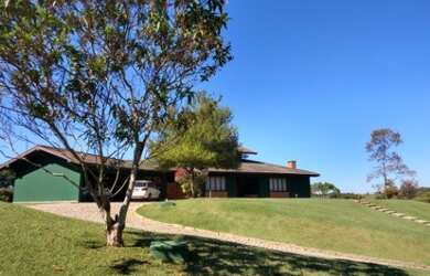 Imagem: A casa possui 4 Dormitórios, 2 Banheiros, 3 Vagas na garagem