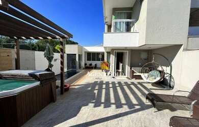 Imagem: A casa em condomínio possui 4 Dormitórios, 5 Banheiros, 3