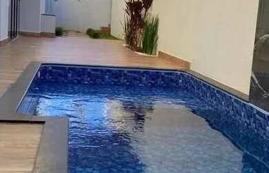 Imagem: A casa possui 3 Dormitórios, 1 Banheiro, 2 Vagas na garagem